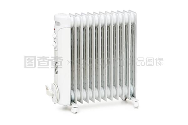 在白色背景上分離的油性散熱器